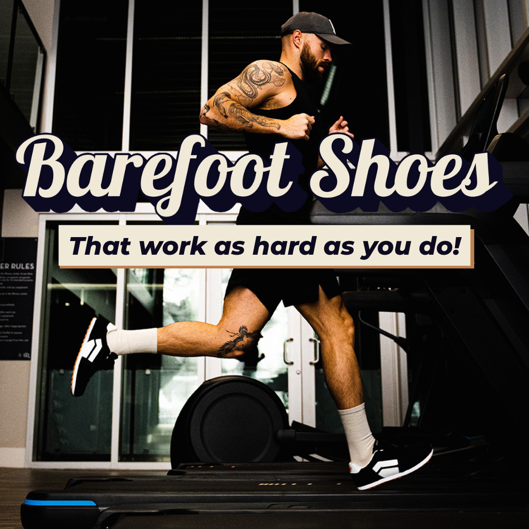 The RUNNER V1 Track Black shoes from Splay worn by a man running on a treadmill.