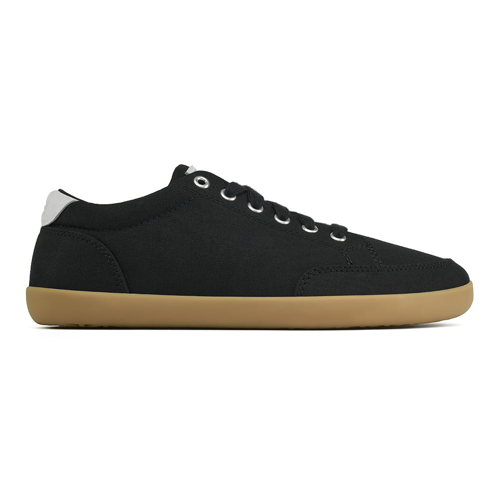 Side picture of the FREESTYLE 3 Shale, black sneaker with black laces, and brown gumsole on a white background