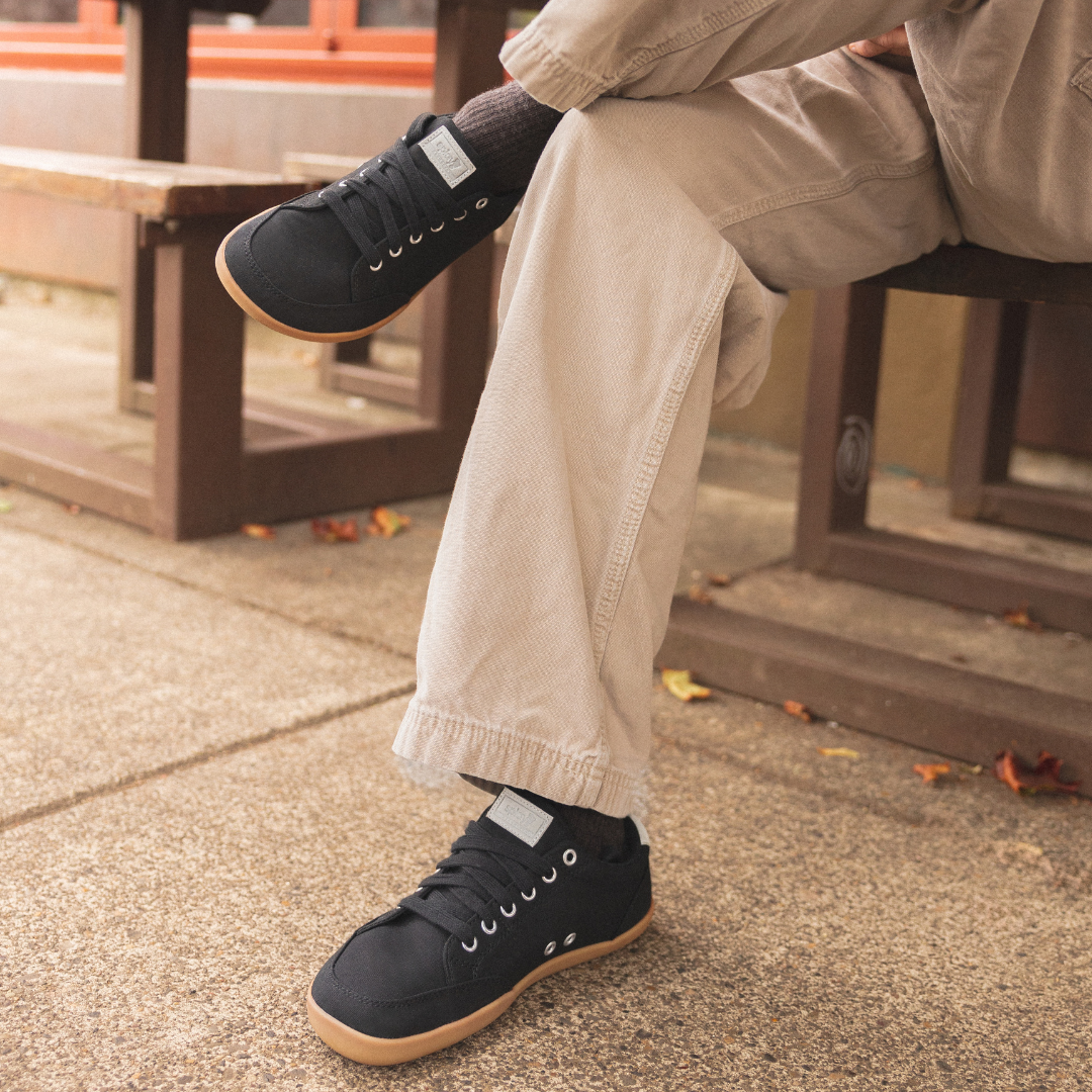 Close up picture of the FREESTYLE 3 Shale being worn by a man sitting at a table outside of a pizzaria