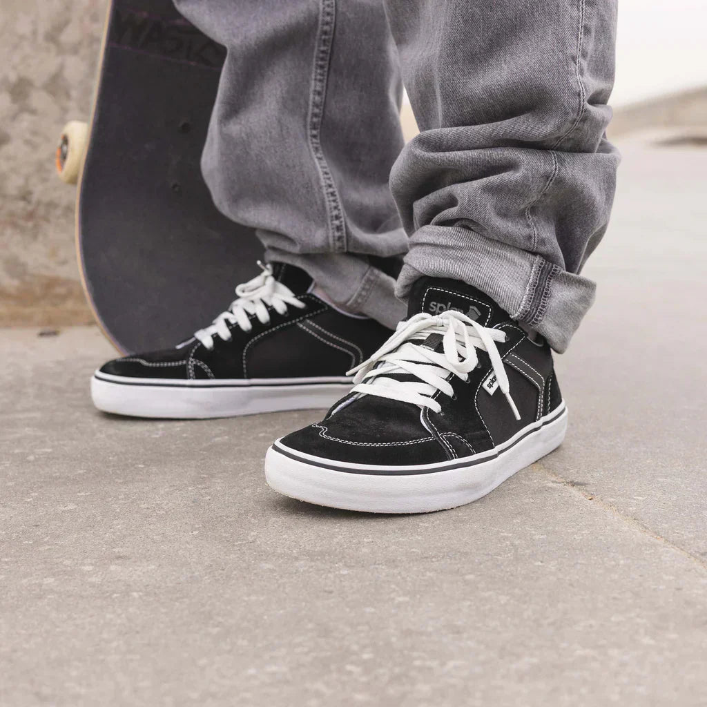 A man wearing Splay’s RUNNER V1 barefoot shoes while running around a park.