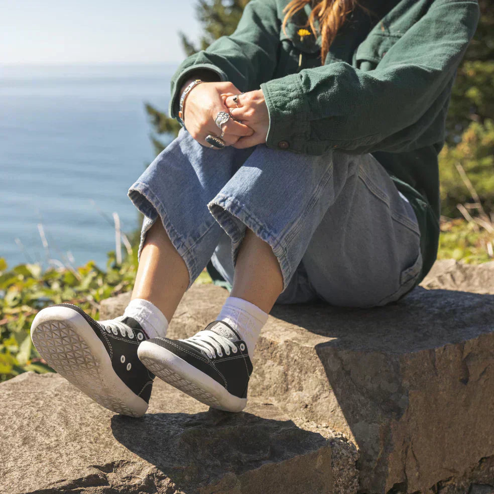 Person wearing Splay FREESTYLE 3 barefoot shoes designed for natural foot movement and everyday comfort.