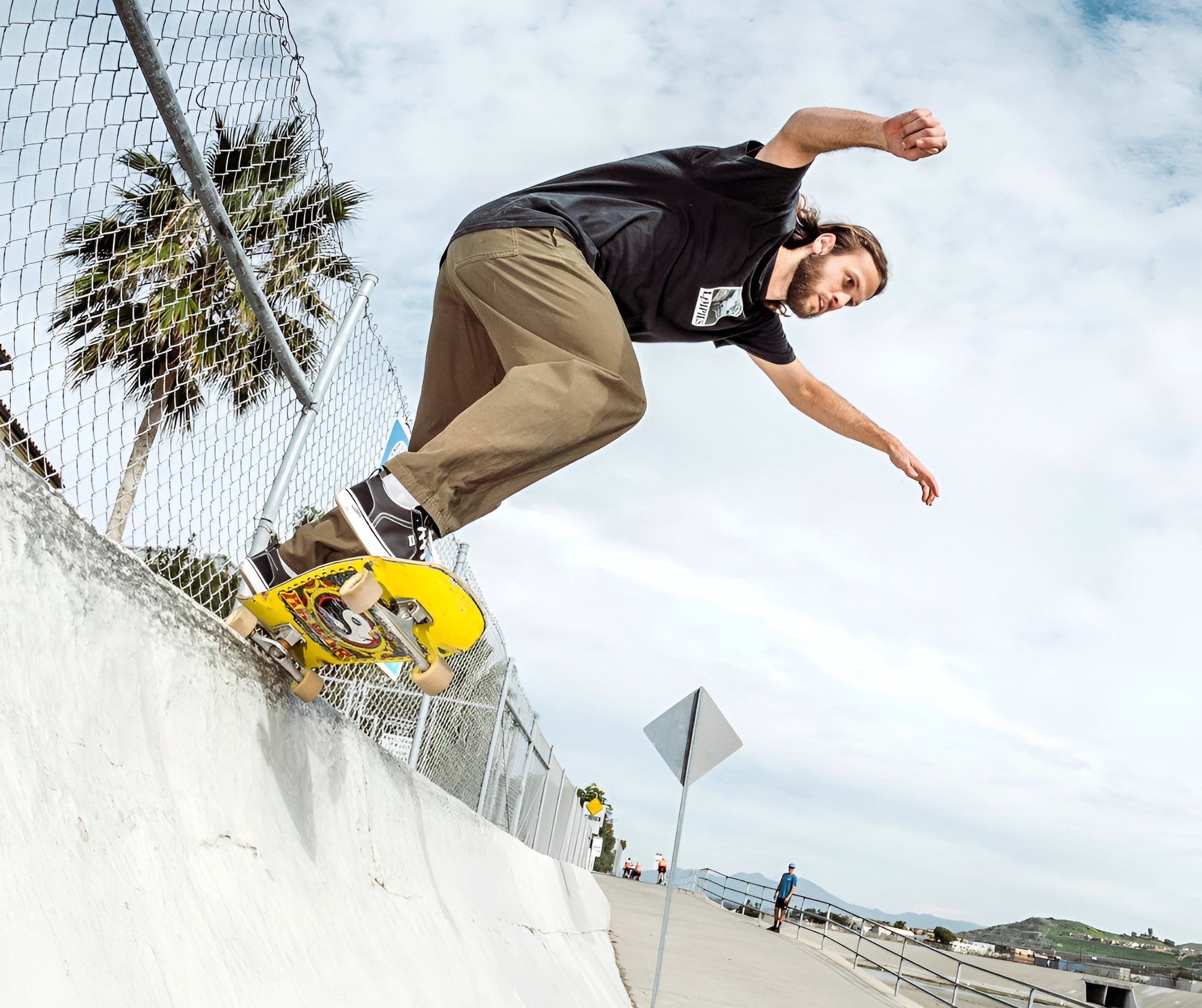 A man wearing a Splay barefoot shoe on a skateboard. 