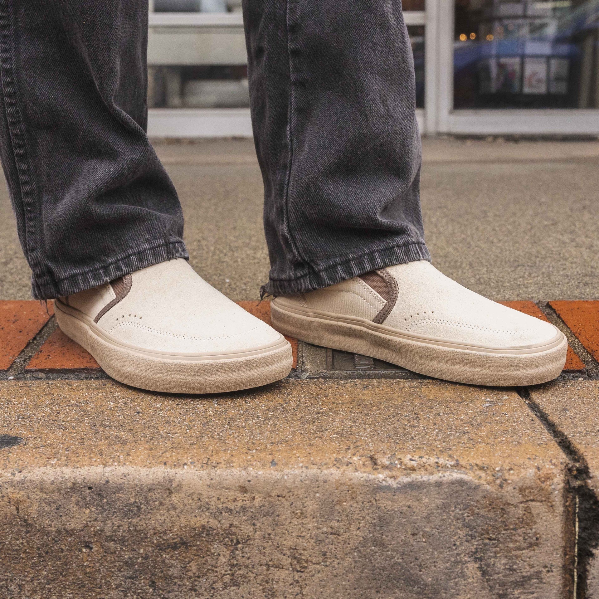 Model wearing Splay REV SOS Barcelona barefoot shoes, standing outdoors in a casual outfit that highlights the shoe’s natural, foot-shaped design.
