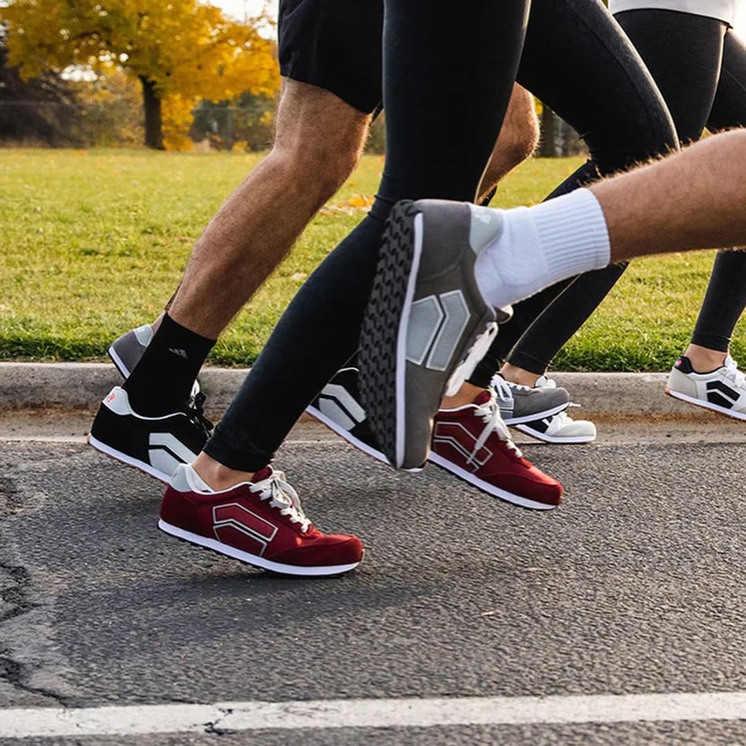 Group of runners in Splay Shoes low-top RUNNER V1 sneakers mid-stride on a park path.